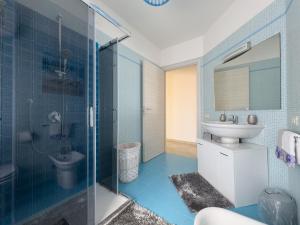 Koupelna v ubytování AgoRa Family House + 22 fotografií