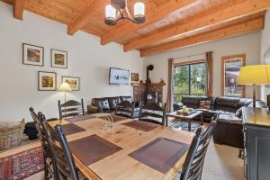 ein Esszimmer und ein Wohnzimmer mit einem Holztisch und Stühlen in der Unterkunft Comfort in the Sierras - Edelweiss 2BR - Kirkwood condo in Kirkwood