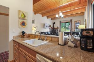 eine Küche mit Spüle und Arbeitsplatte in der Unterkunft Comfort in the Sierras - Edelweiss 2BR - Kirkwood condo in Kirkwood