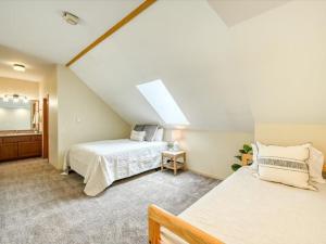 sypialnia na poddaszu z 2 łóżkami i świetlikiem w obiekcie 1-Bedroom plus Loft at The Pines with Forest Views, No Cleaning Fees, Kids Ski Free condo w mieście Keystone