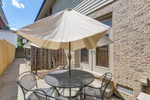 Balkoni atau teres di Convenient Townhome 1 Mi to Dtwn Clearfield