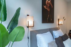 ein Wohnzimmer mit einem Sofa und 2 Lampen in der Unterkunft Affordable Private Room Near University Tilburg in Tilburg + 20 Fotos