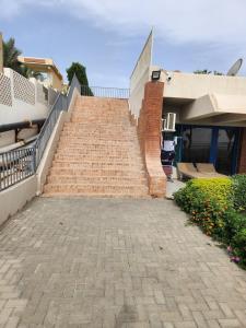 Romantic Sea View Villa at V Hotel Sharm El-Sheikh, Egypt في شرم الشيخ: مجموعة من السلالم المؤدية إلى المنزل