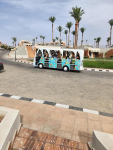 Romantic Sea View Villa at V Hotel Sharm El-Sheikh, Egypt في شرم الشيخ: حافلة متوقفة في موقف للسيارات وبداخلها أشخاص