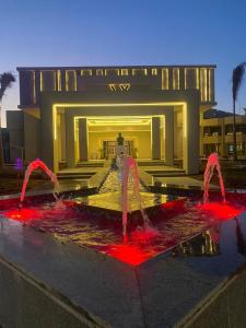Romantic Sea View Villa at V Hotel Sharm El-Sheikh, Egypt في شرم الشيخ: نافورة مياه امام المبنى