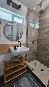 un baño con lavabo y ducha en Charming Spacious Parking Steps From Downtown Family Friendly Conventions,Petco Park,Rady Shell, Gaslamp, Beaches, Zoo,Balboa Park, en San Diego 66 fotos más