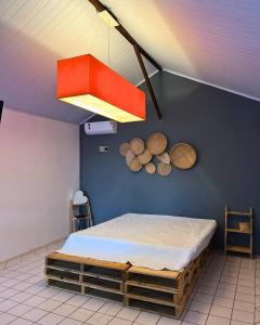 a room with a bed and a blue wall at Chalé Hilda in Holambra