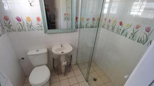 a bathroom with a toilet and a sink at Chalé Hilda in Holambra
