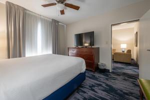 a bedroom with a bed and a flat screen tv at SummerPlace Inn in Destin