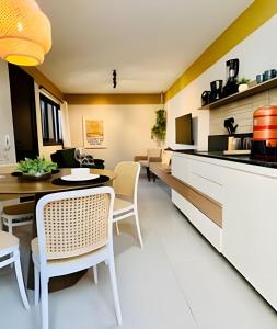 a kitchen and dining room with a table and chairs at Studio AKN 1 (FIASP, USP, CPO, Mondelli, FACOP) in Bauru