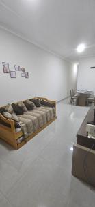 Conforto em Foz في فوز دو إيغواسو: غرفة نوم بها سرير وطاولة وكراسي