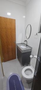 Conforto em Foz في فوز دو إيغواسو: حمام مع مرحاض ومغسلة ومرآة +16 صورة