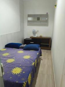 a small room with two beds and a mirror at Casa Avance RH Aconchego in Camaçari