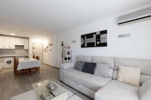 una sala de estar con un sofá y una mesa en Ancora Planetcostadorada, en Salou