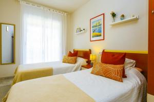 Una habitación de hotel con dos camas y una ventana. en Ancora Planetcostadorada, en Salou 29 fotos más