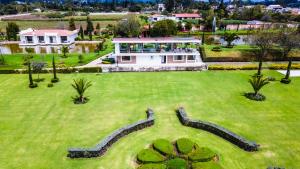 Κήπος έξω από το Zakua Gardens