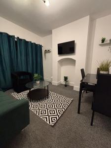 a living room with a couch and a table at 3bd in leicester near M1 - city - contractors in Leicester