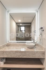 Bilik mandi di Comfortable 2 Bed Apt In Mcal Lopez Ave