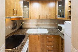 Кухня или мини-кухня в FUENTE Apartment
 +19 фотографий