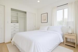 マリブにあるMalibu Woods & Waves - 2 Bedroomの白いベッドと窓のある白い寝室
