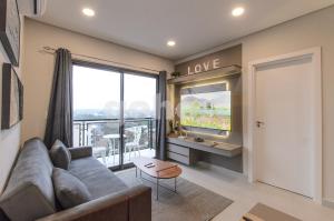 Televisyen dan/atau pusat hiburan di Comfortable 2 Bed Apt In Mcal Lopez Ave