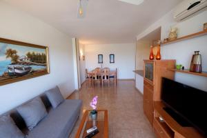 a living room with a couch and a table at Los RISCOS 2 Planetcostadorada in La Pineda