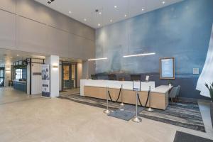 Lobi atau kawasan kaunter penerimaan di Sandman Signature Winnipeg Airport Hotel & Suites