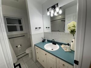 Ένα μπάνιο στο Newly upgraded luxury style home +18 φωτογραφίες