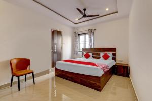 Ένα ή περισσότερα κρεβάτια σε δωμάτιο στο Hotel O Turahalli +21 φωτογραφίες