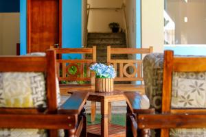 サン・マテウスにあるPousada Vilelaの青い花瓶を飾ったテーブル