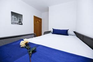 een slaapkamer met een bed met een bloem erop bij Pineda 5 Planetcostadorada in La Pineda +24 foto's