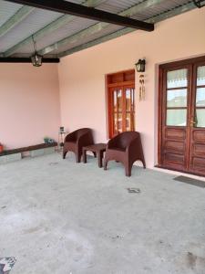 ミラマールにあるVilla Helenaのドア付きの部屋の椅子