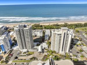 una vista aerea sulla spiaggia e sugli edifici di Catalina Resort a Maroochydore