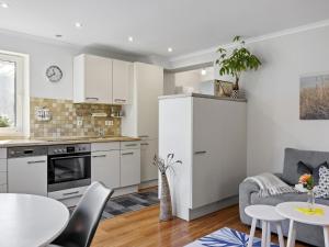 WahrstorfにあるZur Steinbäckのキッチン、リビングルーム(白いキャビネット付)