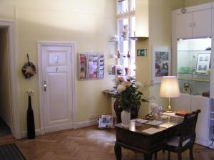 ein Zimmer mit einem Tisch mit Blumen darauf in der Unterkunft Hotel Pension Senta in Berlin