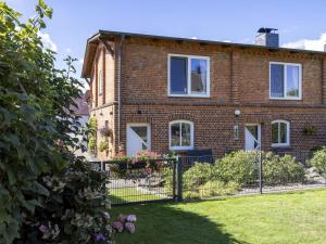 WahrstorfにあるZur Steinbäckの塀のあるレンガ造りの家