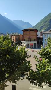 a view of a town with a mountain in the background at A 2 min dal Trenino Rosso Monolocale CLESSIDRA1 in Tirano
