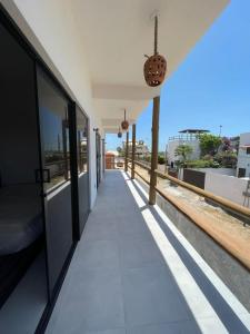 einen Balkon eines Hauses mit Straßenblick in der Unterkunft Taiba House in São Gonçalo do Amarante