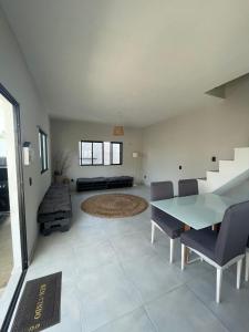ein Wohnzimmer mit Tisch und Couch in der Unterkunft Taiba House in São Gonçalo do Amarante