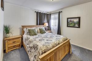 ein Schlafzimmer mit einem Bett und einem Tisch und einem Fenster in der Unterkunft Swim, Ski and Explore Cabin in Green Valley Lake! in Green Valley Lake