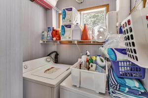 eine Waschküche mit Waschmaschine und Trockner in der Unterkunft Swim, Ski and Explore Cabin in Green Valley Lake! in Green Valley Lake + 28 Fotos