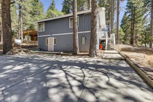 ein Haus im Wald mit Auffahrt in der Unterkunft Swim, Ski and Explore Cabin in Green Valley Lake! in Green Valley Lake