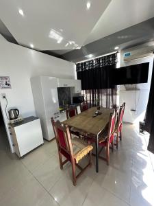 a dining room with a wooden table and chairs at Departamento Rojas 1 in San Fernando del Valle de Catamarca