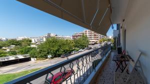 テッサロニキにあるMondeus Inn Luxury Suites Δ1 & Δ2の市街の景色を望むバルコニー