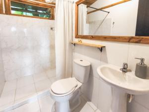 ein Badezimmer mit Toilette und Waschbecken in der Unterkunft Casa Laureles in Filandia + 36 Fotos