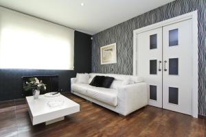 a living room with a white couch and a table at Dream Planetcostadorada in Salou