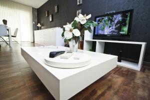 un tavolino bianco con un vaso di fiori sopra di Dream Planetcostadorada a Salou