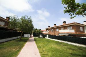 un passaggio pedonale davanti a una casa di Dream Planetcostadorada a Salou