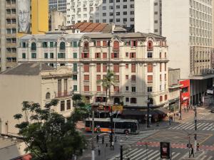 Un autobús en una calle de una ciudad con edificios. en Vanguard Ipiranga, en São Paulo