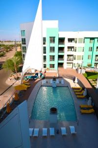 una piscina di fronte a un edificio di 2Bedrooms Lakeview Loft Walk to Mill Ave and ASU a Tempe